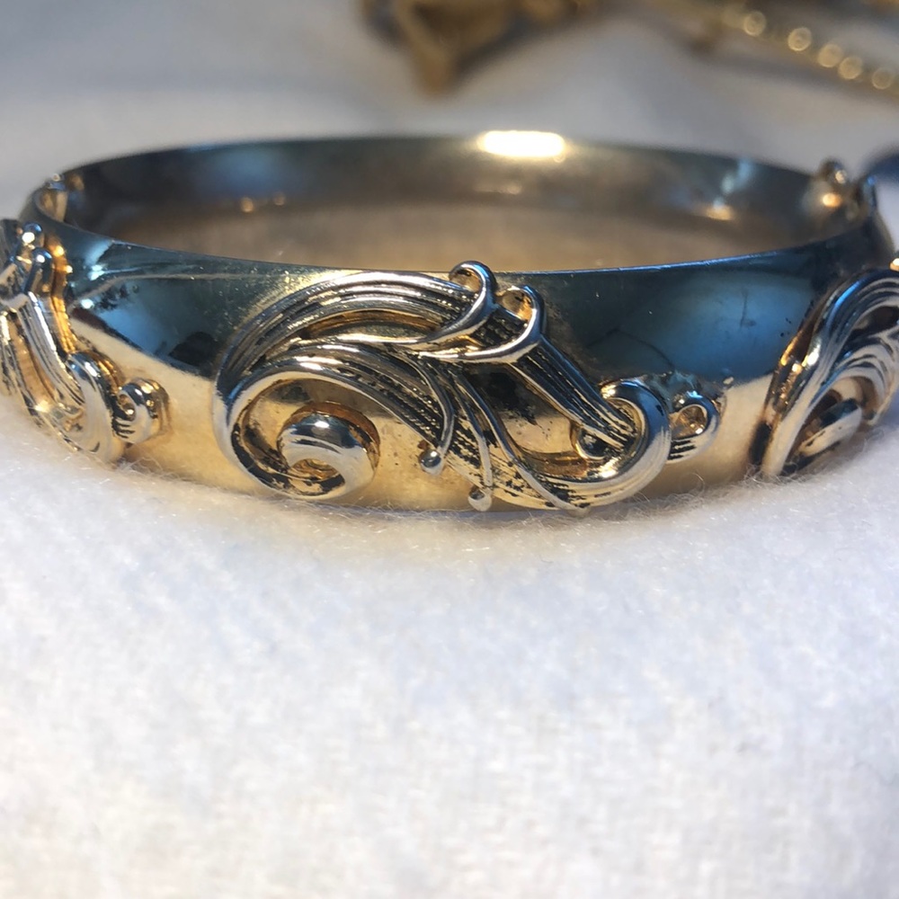 VINTAGE Goldtone Hinged Bangle Bracelet